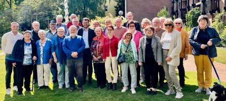 Hartmut Manske Vorsitzender 4.v.l., Anja König Stadträtin Landshut 7.v.l., Florian Gams Bürgermeister von Vilshofen 5.v.l., Einrichtungsleiter Johannes Just ganz links, Jella Teuchner MdB a.D. 2.Reihe 2.v.r., Gudrun Peters MdL a.D. ganz rechts